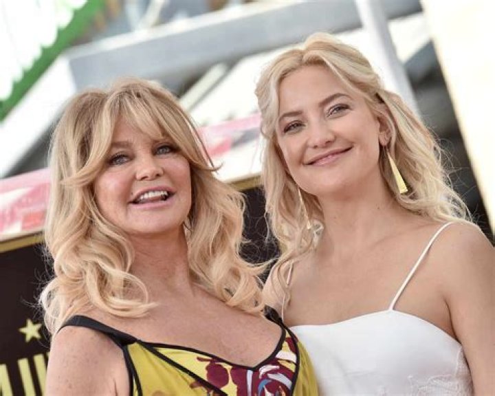 HAWN RUSSELL HUDSON Actress Goldie Hawn, third from left, and actor Kurt Russell laugh with, from left to right, Hawn's children Oliver Hudson, Kate Hudson, and Boston Russell, before attending the premeire of Russell's new motion picture "Breakdown," in Los Angeles, Calif PEOPLE HAWN RUSSELL, LOS ANGELES, USA