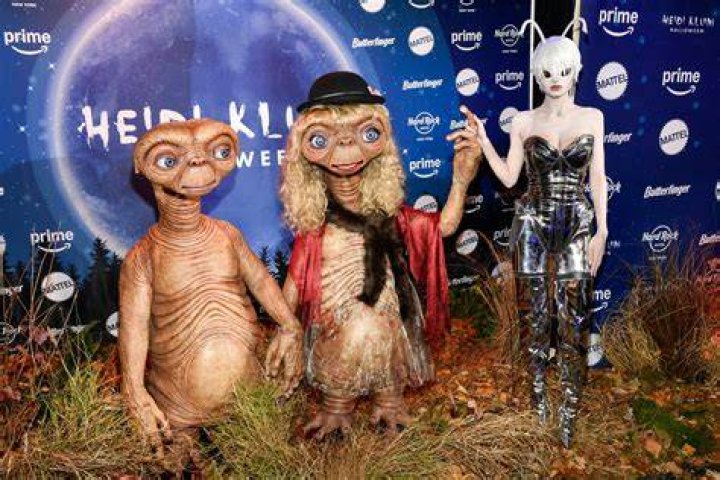 Heidi Klum celebrates Halloween with clones