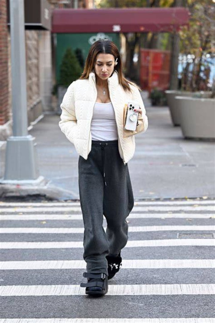 Hilaria Baldwin steps out for coffee a day after her Husband Alec Baldwin was charges with Involuntary Manslaughter in the fatal shooting of Rust set. Her sweater had &sbquo;&Auml;&ograve;Empathy&sbquo;&Auml;&ocirc; written on it. Pictured: Hilaria Baldwin Ref: SPL5516224 200123 NON-EXCLUSIVE Picture by: Elder Ordonez / SplashNews.com Splash News and Pictures USA: +1 310-525-5808 London: +44 (0)20 8126 1009 Berlin: +49 175 3764 166 World Rights, No Poland Rights, No Portugal Rights, No Russia Rights