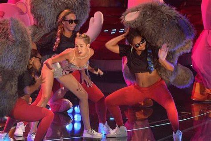 hl-staff-miley-cyrus-twerk