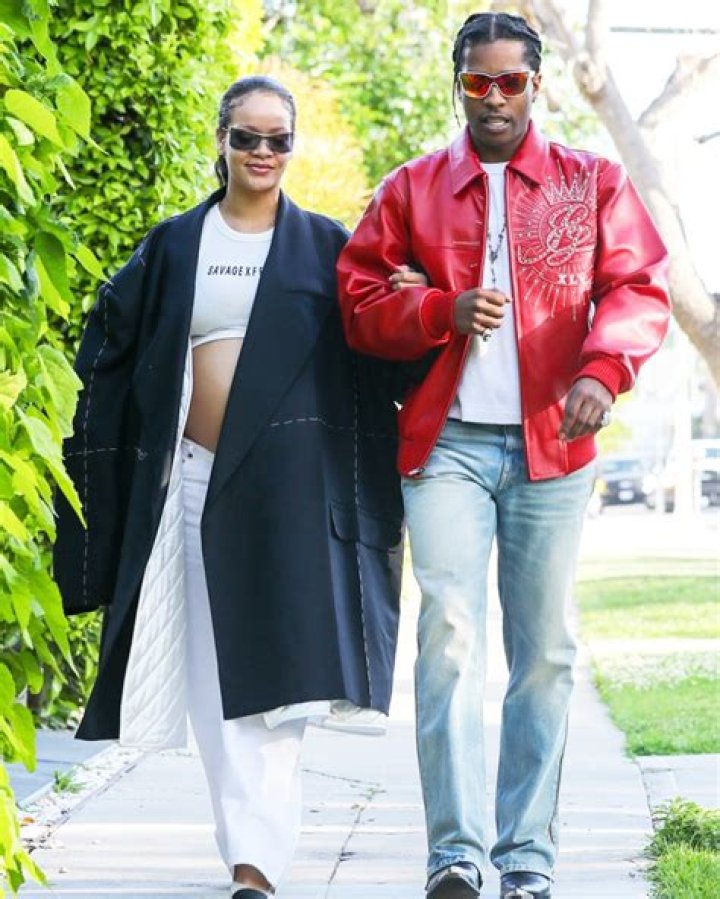 Hollywood, CA - Rihanna and her baby belly are ready to eat as they are seen grabbing a bite at Nobu after the Rams Super Bowl victory. Pictured: Rihanna BACKGRID USA 13 FEBRUARY 2022 BYLINE MUST READ: Ab / BACKGRID USA: +1 310 798 9111 / UK: +44 208 344 2007 / *UK Clients - Pictures Containing Children Please Pixelate Face Prior To Publication*