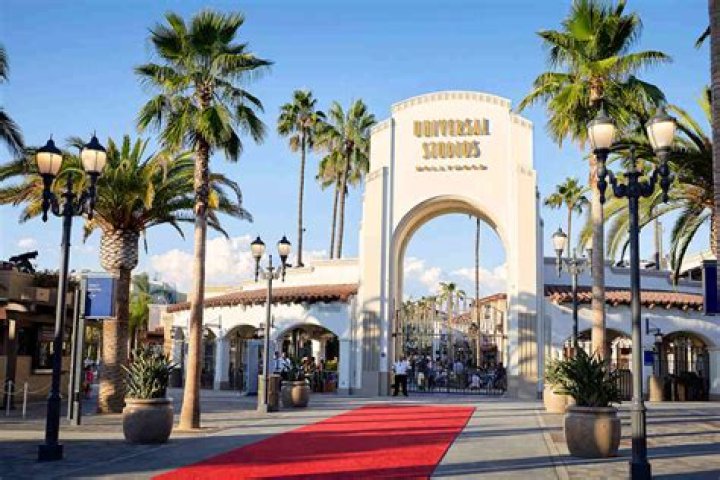 Hollywood, CA - The fun continues for Justin Bieber and Hailey Baldwin as they don all white outfits for the next part of their photoshoot, which looked a bit reminiscent of wedding attire. In between takes, Justin could be seen entertaining Hailey and the crew by playing on his guitar. Pictured: Justin Bieber, Hailey Baldwin BACKGRID USA 4 DECEMBER 2018 USA: +1 310 798 9111 / UK: +44 208 344 2007 / *UK Clients - Pictures Containing Children Please Pixelate Face Prior To Publication*