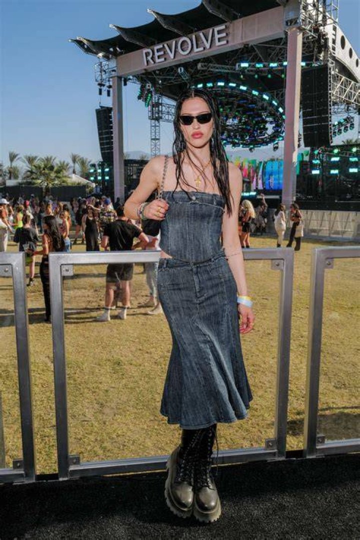 Indio, CA - *EXCLUSIVE* - Amelia Hamlin exits the second night at the 2023 Coachella Valley Music and Arts Festival in Indio, California. Pictured: Amelia Hamlin BACKGRID USA 16 APRIL 2023 USA: +1 310 798 9111 / UK: +44 208 344 2007 / *UK Clients - Pictures Containing Children Please Pixelate Face Prior To Publication*