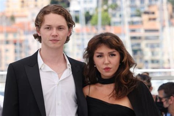 Jack & Mercedes Kilmer Strike A Pose At The &lsquo;Val&rsquo; Photocall