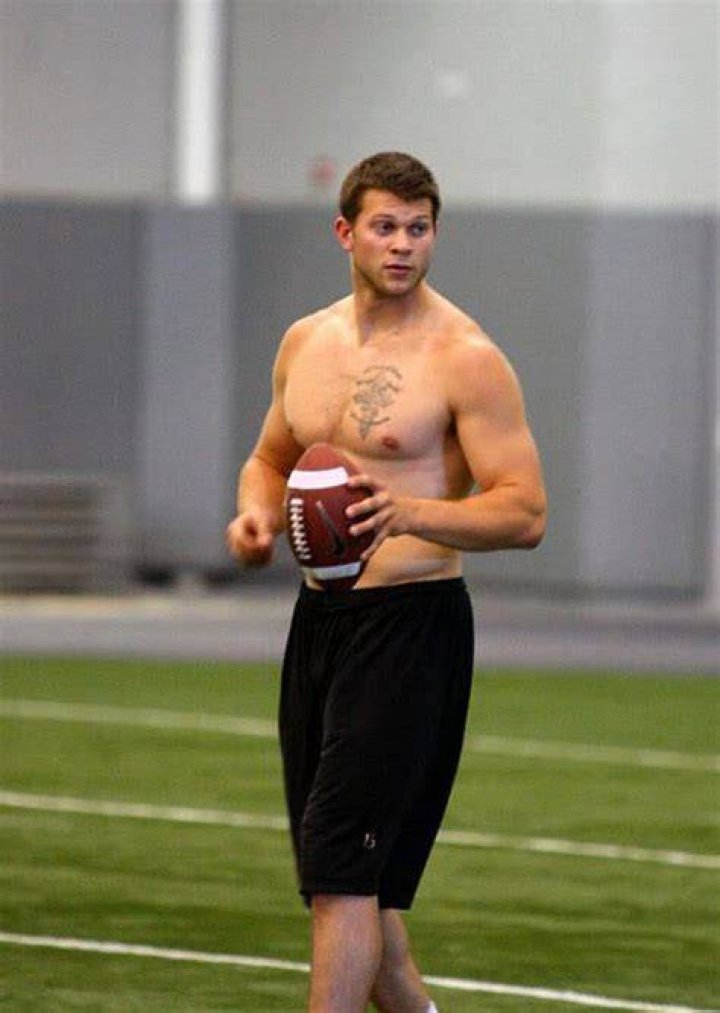 Jake-Locker-abs-twitter