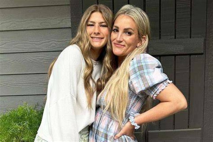 Jamie Lynn Spears & daughter Maddie Leave The Hospital
