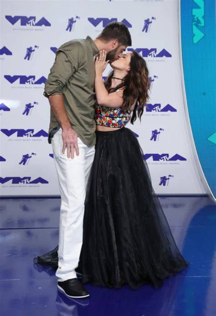 Jenelle Evans gets a kiss from her husband David Eason