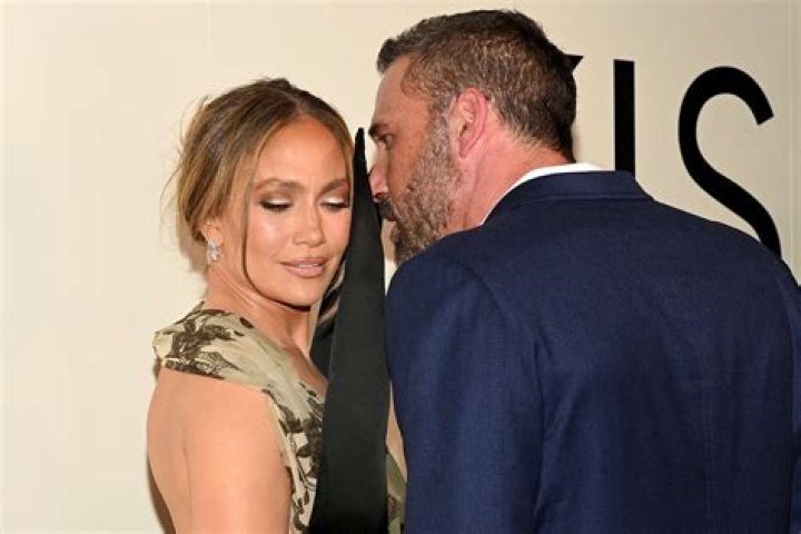 Jennifer & Ben kiss at the &lsquo;Air&rsquo; premiere