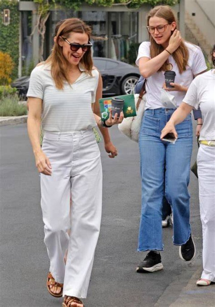 Jennifer Garner and Violet run errands