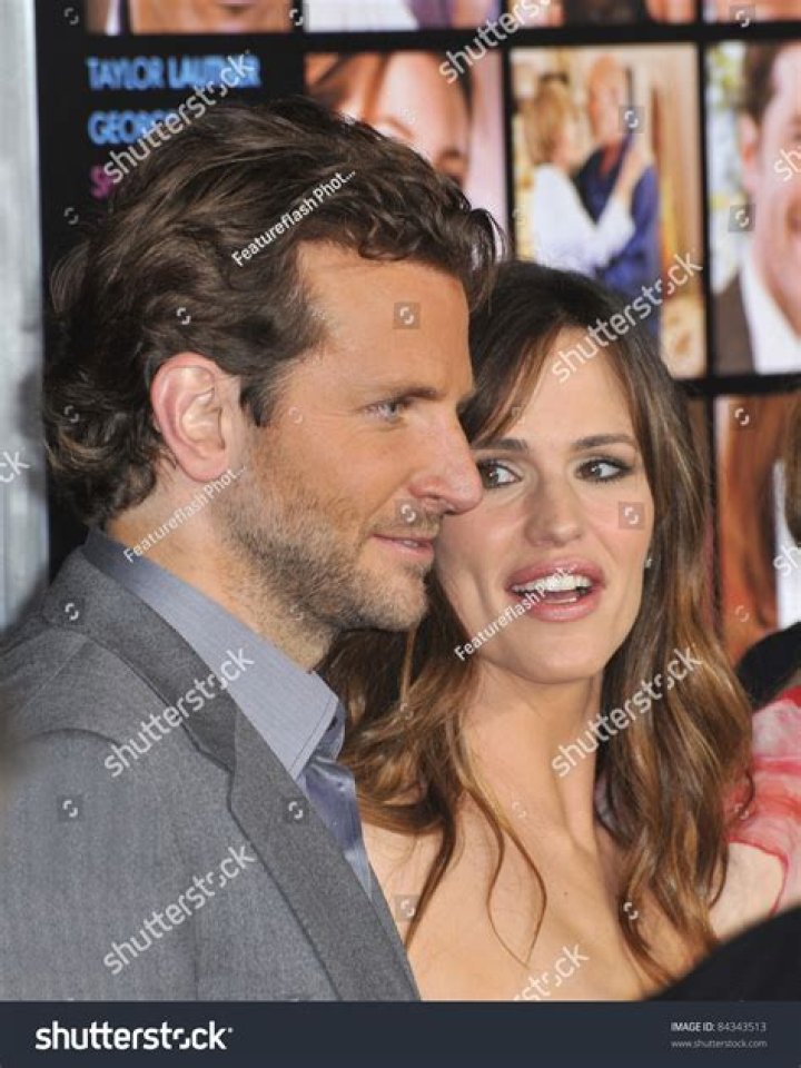 Jennifer Garner & Bradley Cooper on "Alias" set.
