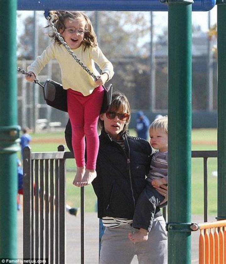 Jennifer Garner & Enjoy An Afternoon Stroll