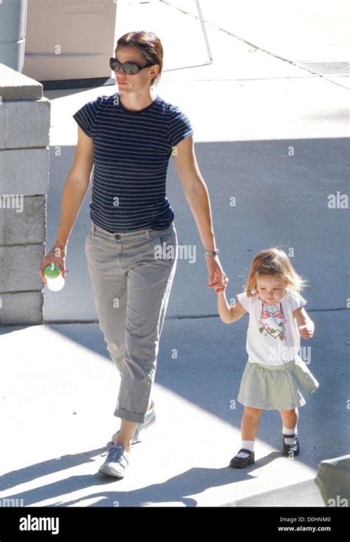 Jennifer Garner & Girls Enjoy A Walk By The Santa Monica Beach