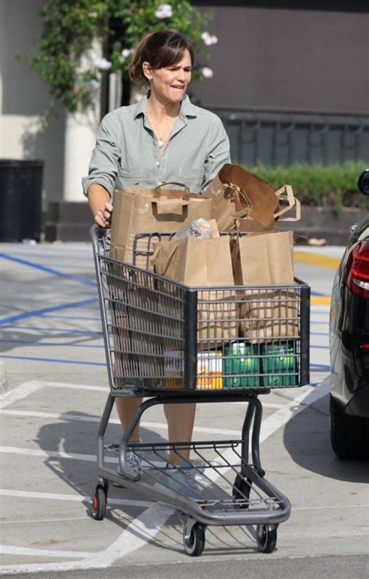Jennifer Garner Goes Shopping With Daughter Violet