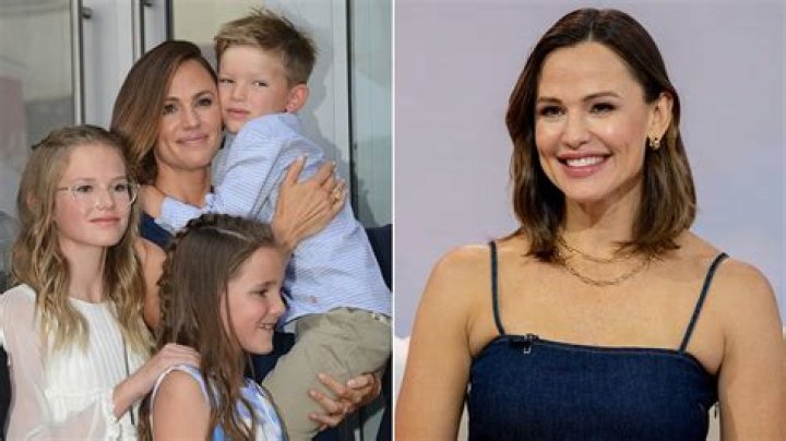Jennifer Garner Picks Her Kids Up From A Friends
