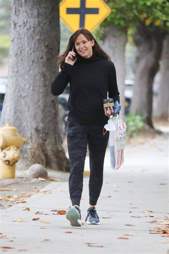 Jennifer Garner runs errands with two of her kids