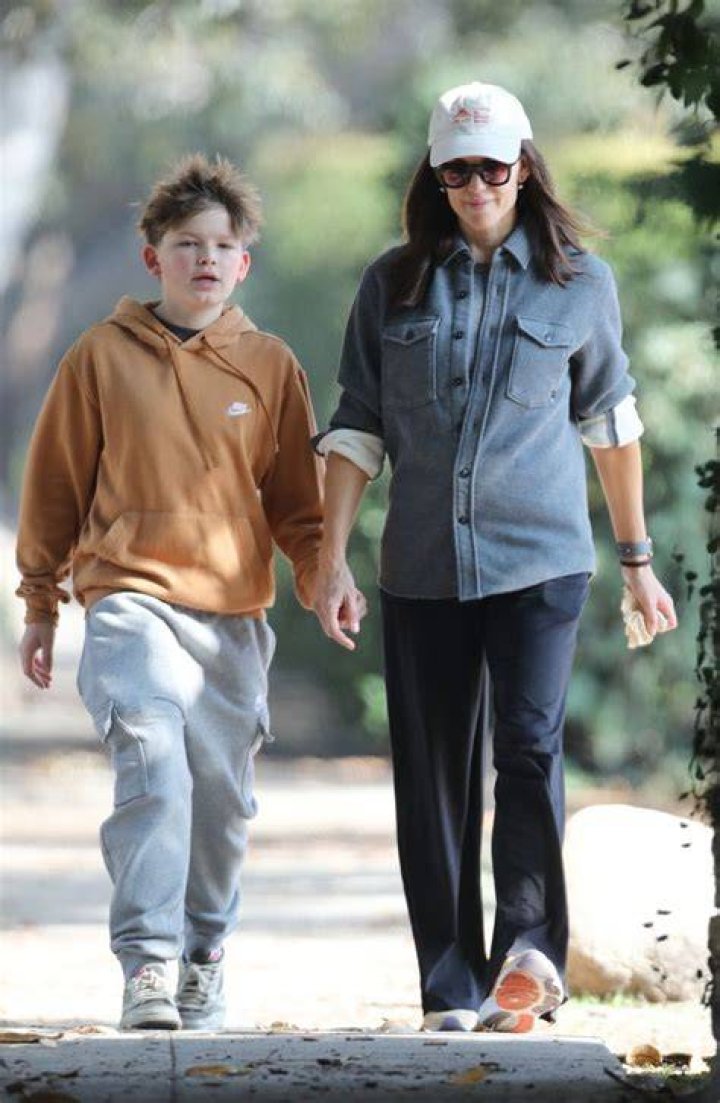 Jennifer Garner & Samuel Affleck On The Beach