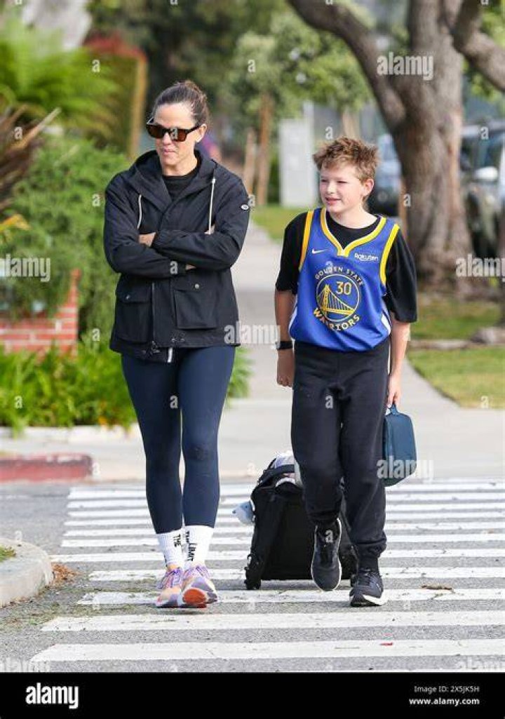 Jennifer Garner & Son Samuel Visit The Brentwood Farmer&rsquo;s Market