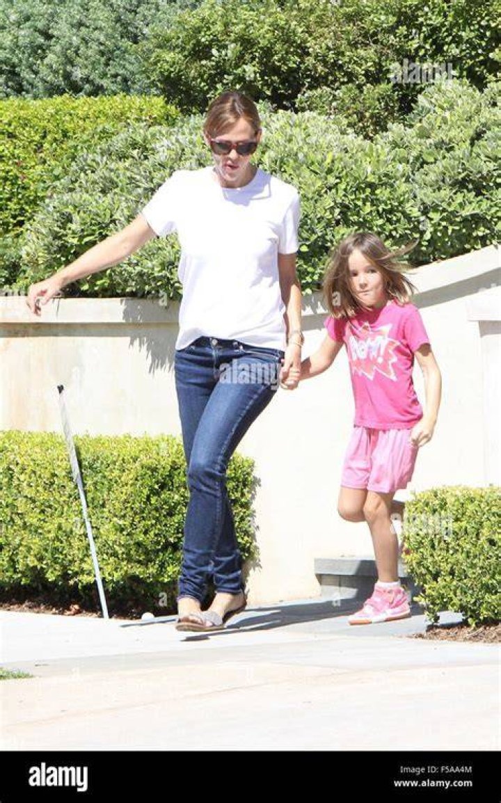 Jennifer Garner Spends A Day Out In Brentwood With Her Daughters Violet and Seraphina