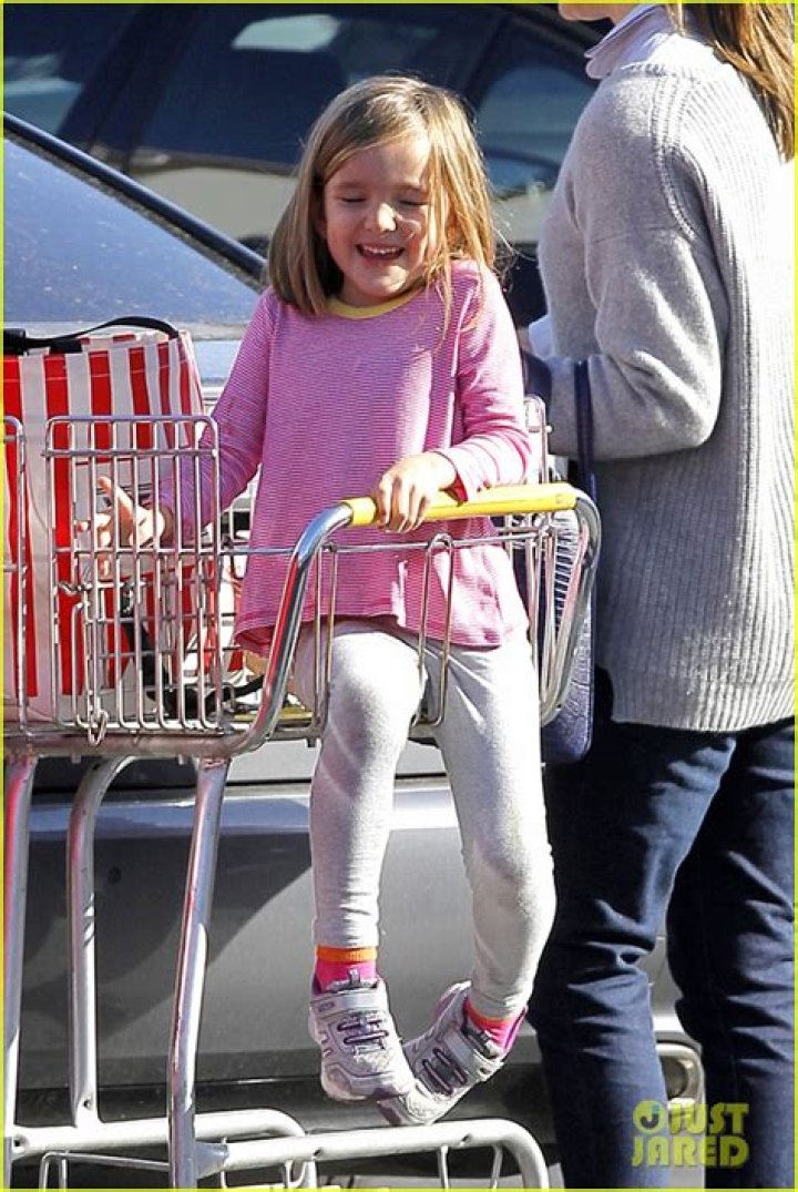 Jennifer Garner Stocks Up On Oranges