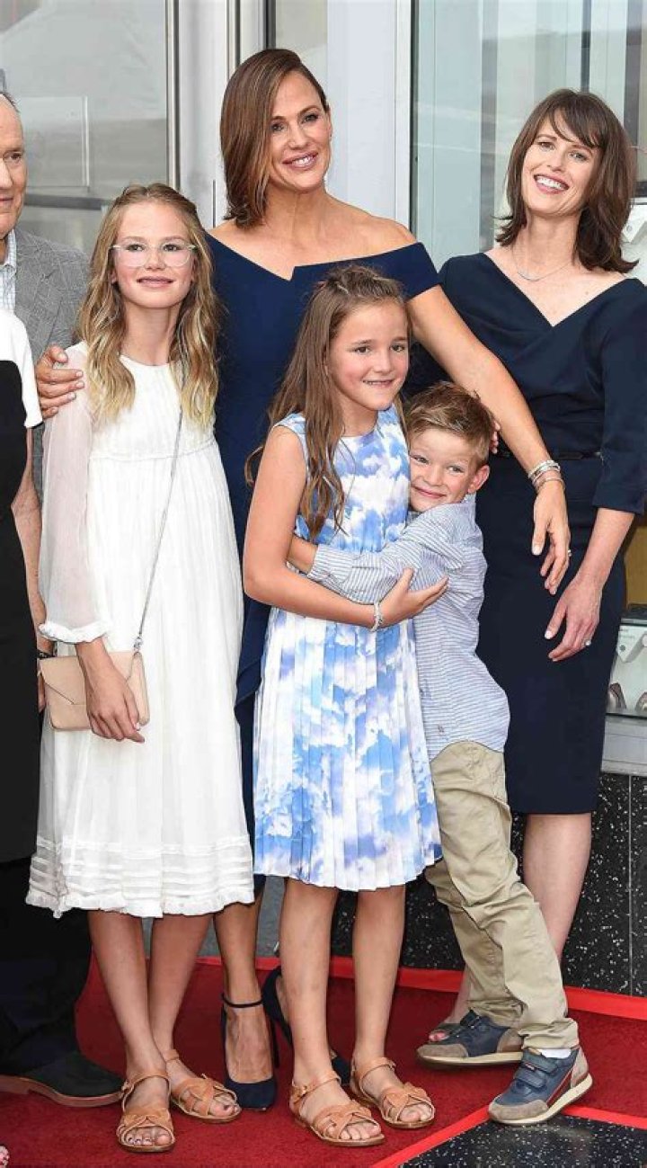 Jennifer Garner Take Her Kids Back To School Shopping