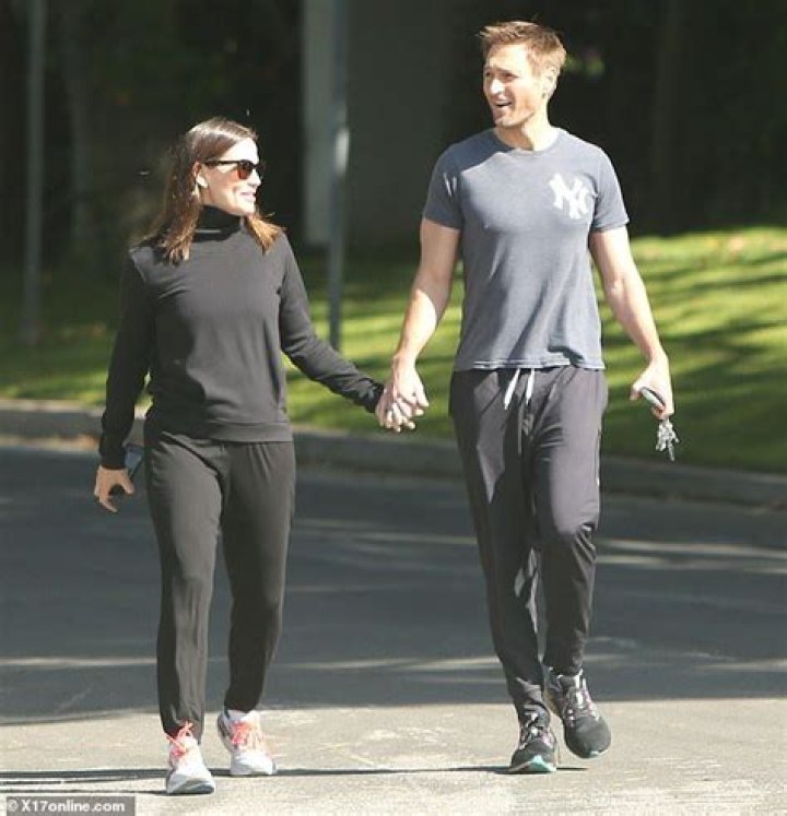 Jennifer Garner Walks With Her Kids Amid COVID-19
