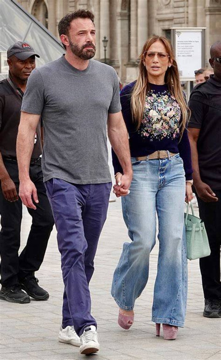Jennifer Lopez & Ben Affleck Hold Hands At Paris Restaurant