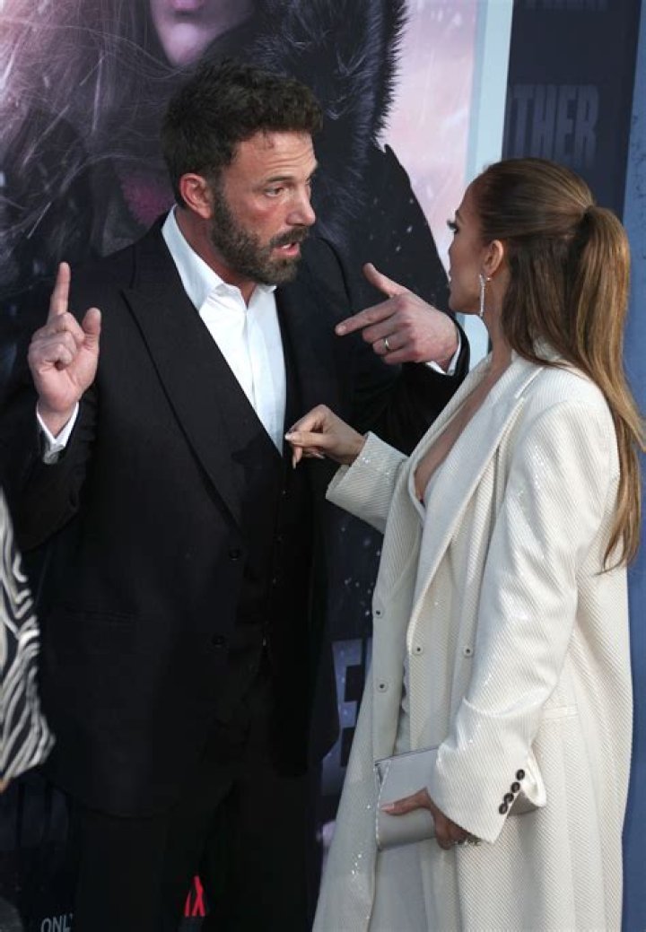 Jennifer Lopez & Ben Affleck Share An Intimate Moment