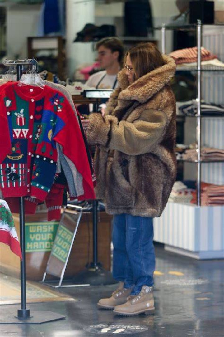 Jennifer Lopez goes Christmas shopping at Chanel And Christian Dior on Madison Avenue in New York City Pictured: Jennifer Lopez Ref: SPL5201962 081220 NON-EXCLUSIVE Picture by: Elder Ordonez / SplashNews.com Splash News and Pictures USA: +1 310-525-5808 London: +44 (0)20 8126 1009 Berlin: +49 175 3764 166 World Rights, No Poland Rights, No Portugal Rights, No Russia Rights