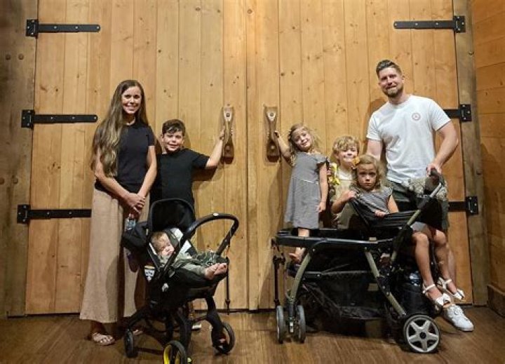 Jessa Duggar & Ben Seewald Holding Hnads