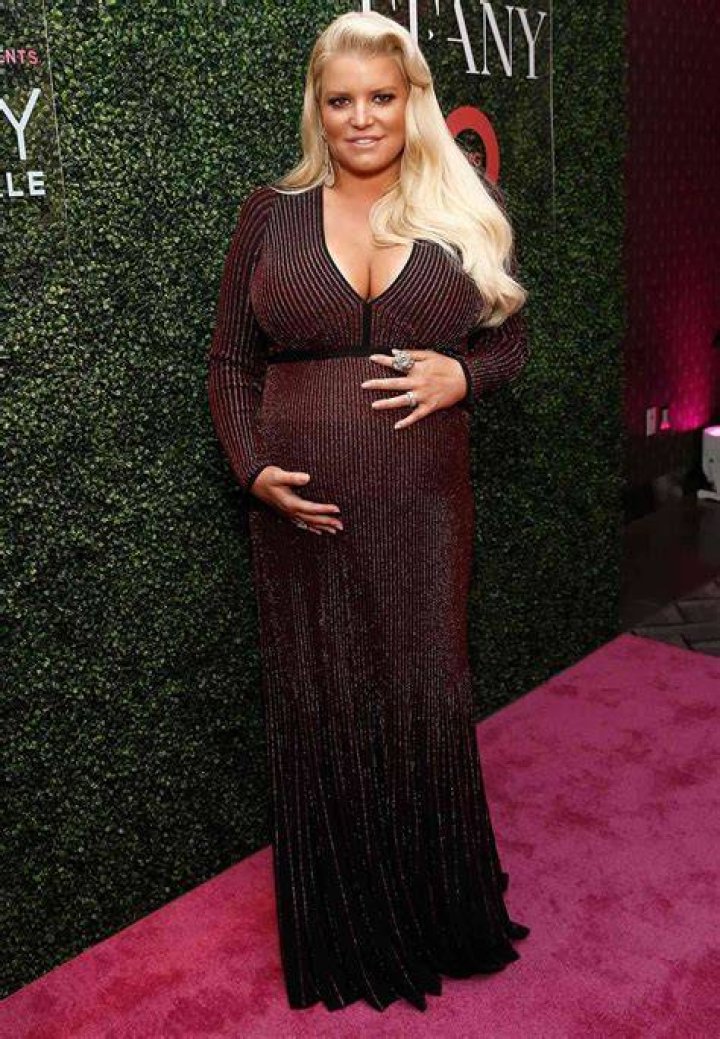 Jessica-Simpson-Ivy-Feb14-Bump-Watch-ftr
