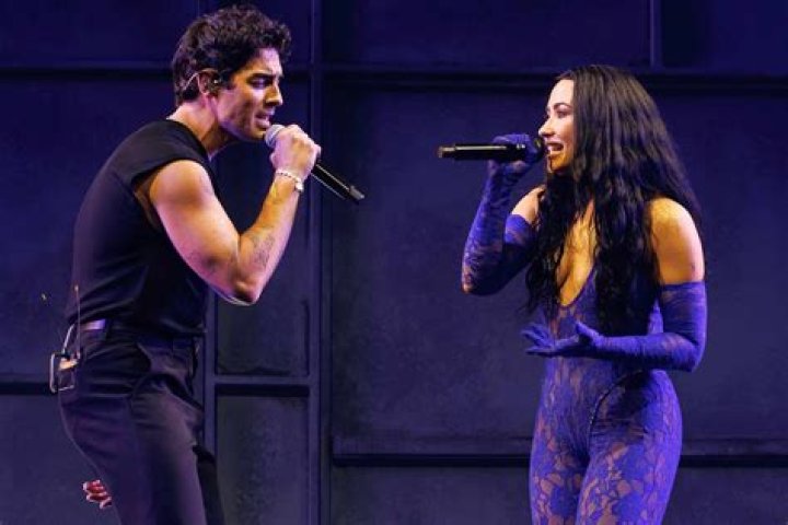 joe-jonas-serenades-demi-lovato-ftr