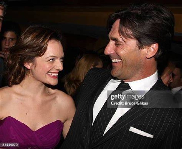 Jon Hamm & Elisabeth Moss pose
