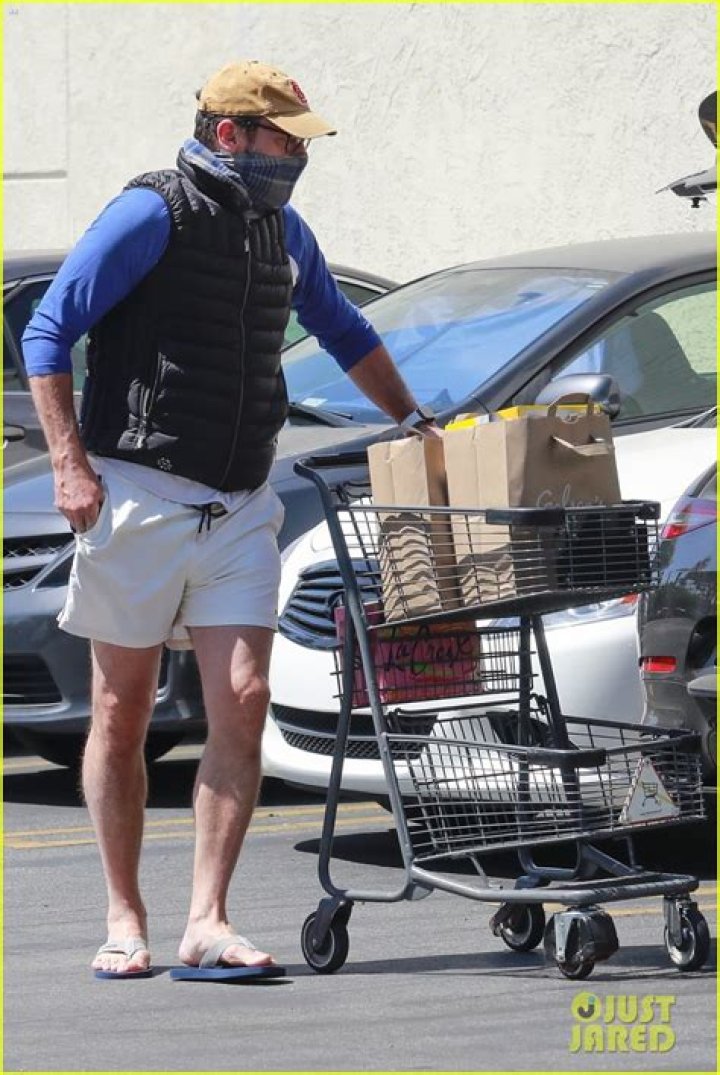 Jon Hamm goes grocery shopping