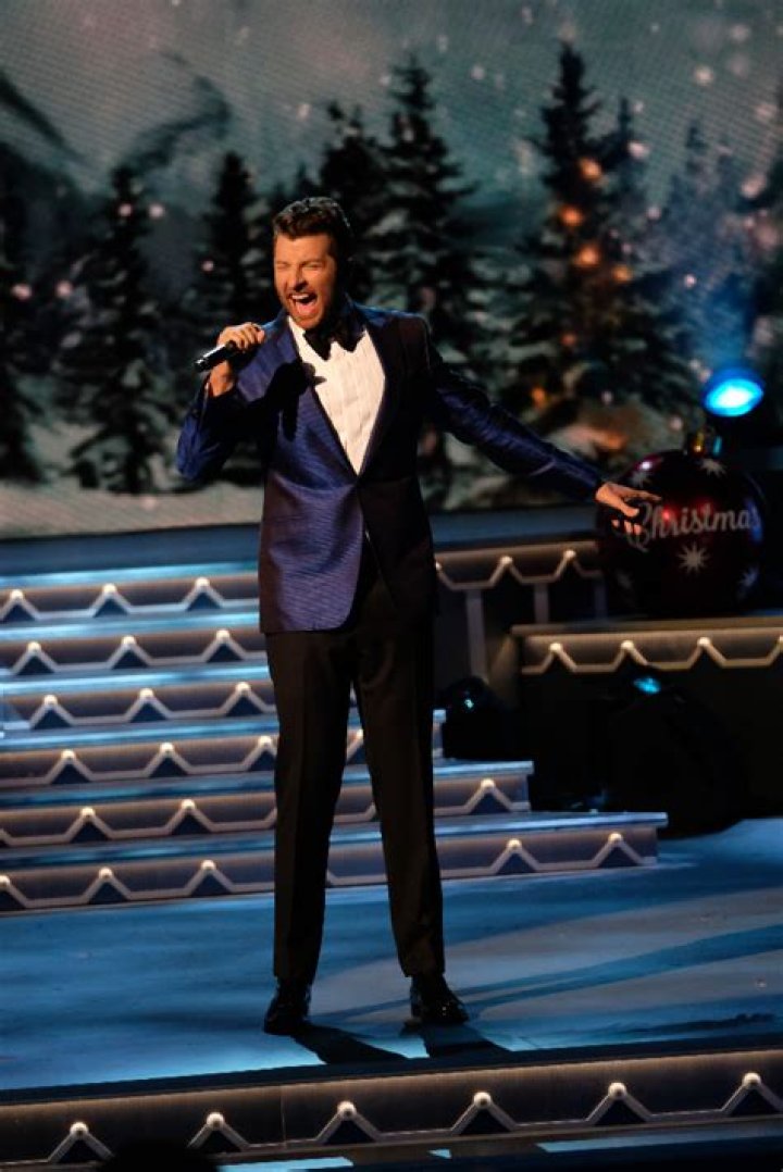 jordan-smith-cma-christmas-special-2016-3