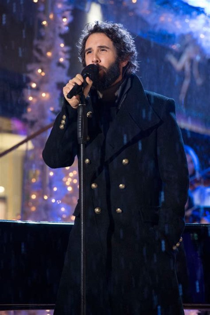 josh-graban-christmas-tree-lighting-2016