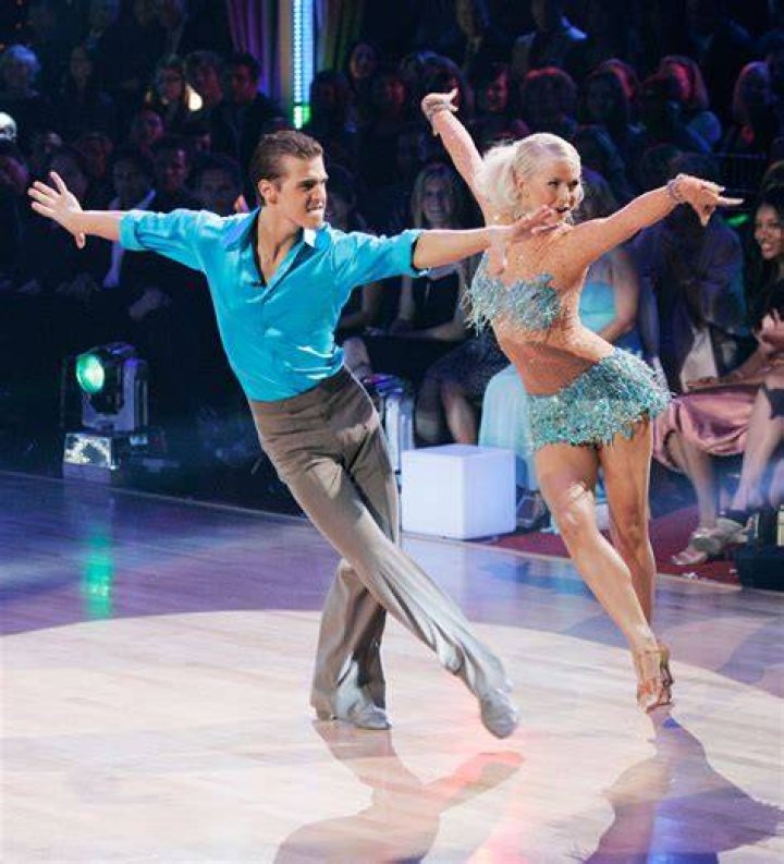 julianne-hough-dancing-with-the-stars-outfits-6