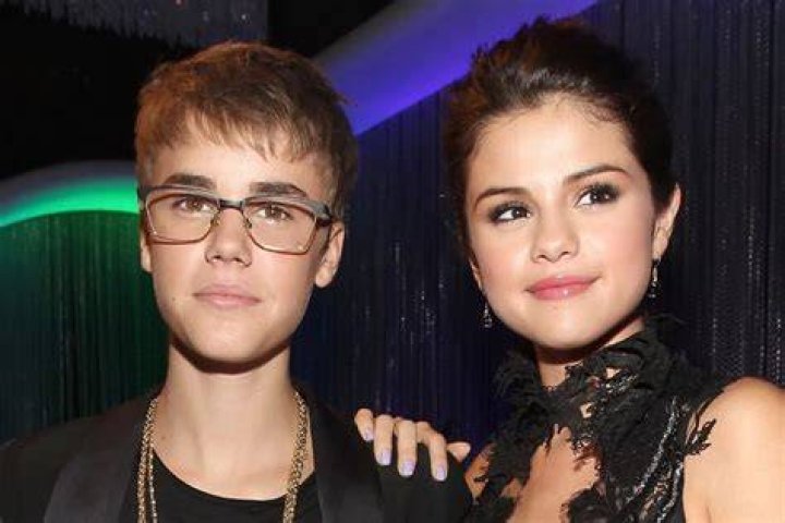 Justin Bieber Defends Selena Gomez
