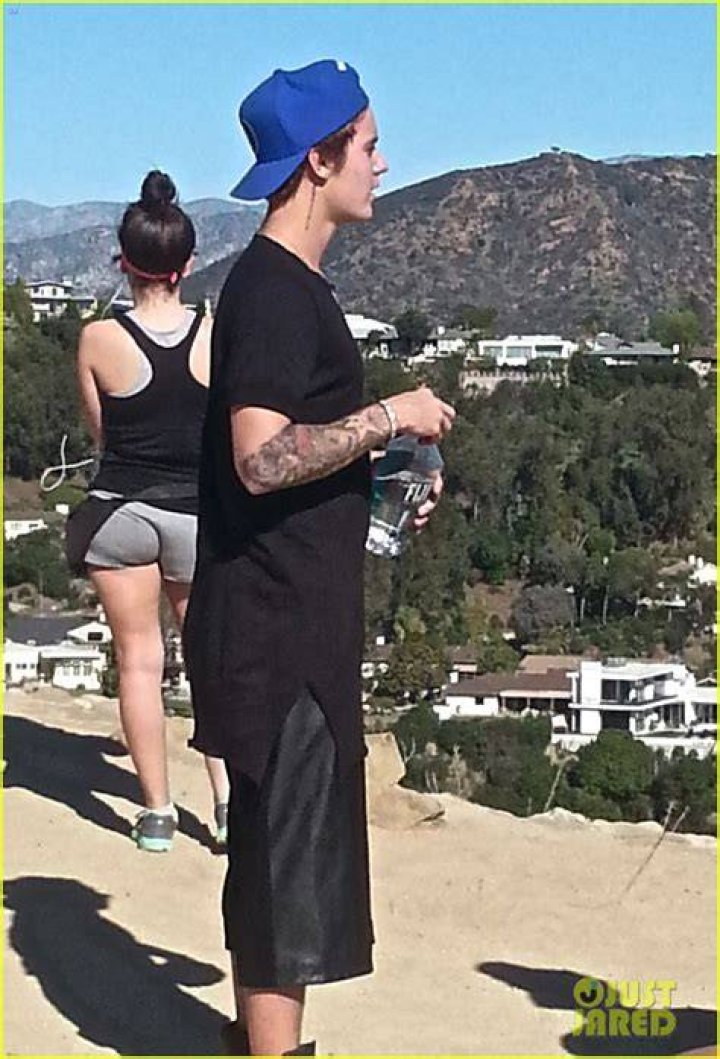 Justin Bieber hiking at running canyon in Los Angeles. 02 Oct 2020 Pictured: Justin Bieber. Photo credit: CrownMedia/MEGA TheMegaAgency.com +1 888 505 6342 (Mega Agency TagID: MEGA705057_002.jpg) [Photo via Mega Agency]