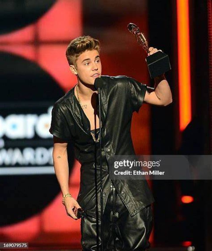 justin-bieber-male-artist-of-the-year-ftr
