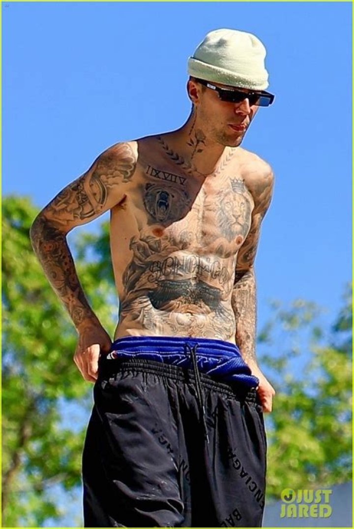 Justin Bieber shirtless at the gym in West Hollywood. 28 Jan 2020 Pictured: Justin Bieber. Photo credit: MEGA TheMegaAgency.com +1 888 505 6342 (Mega Agency TagID: MEGA596352_006.jpg) [Photo via Mega Agency]