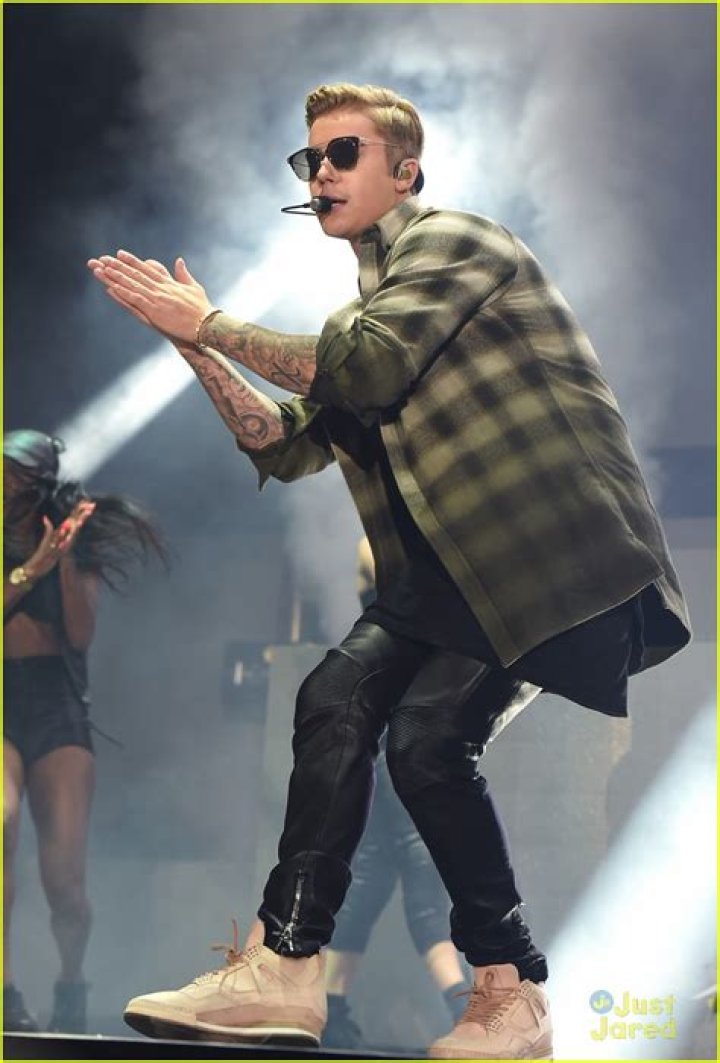 justin-bieber-wango-tango-performance-2015