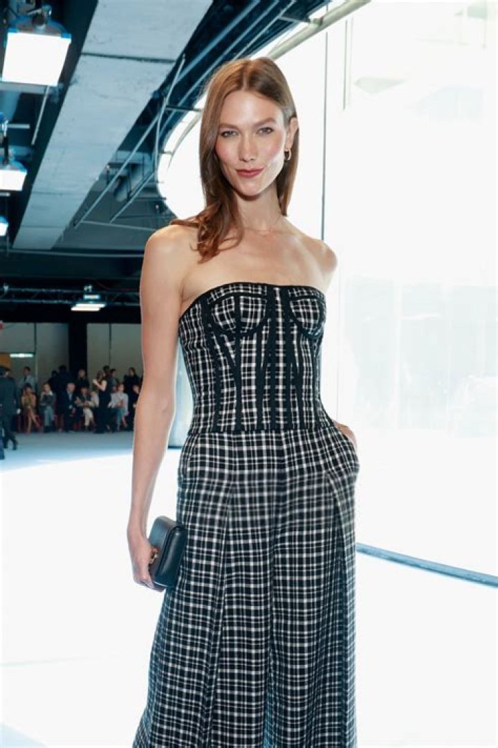 karlie-kloss-carolina-hererra-nyfw-fall-2015&ndash;beauty