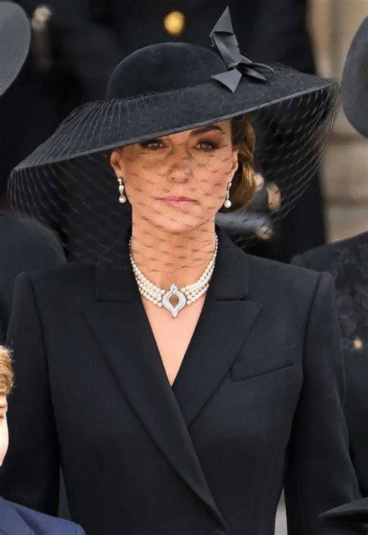 Kate Middleton wears Queen Elizabeth&rsquo;s necklace