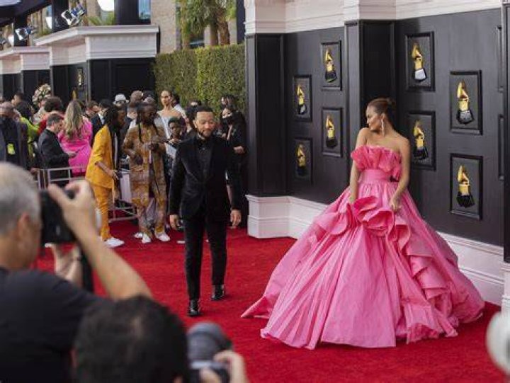 Kathy-Griffin-Christine-Teigen-grammys-2014-grammy-awards-ftr