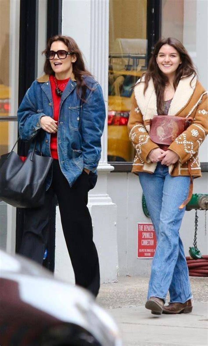 Katie Holmes & Suri Cruise outside