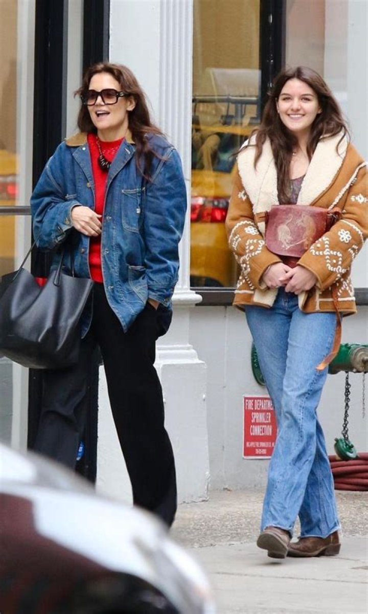 Katie Holmes & Suri Cruise walking