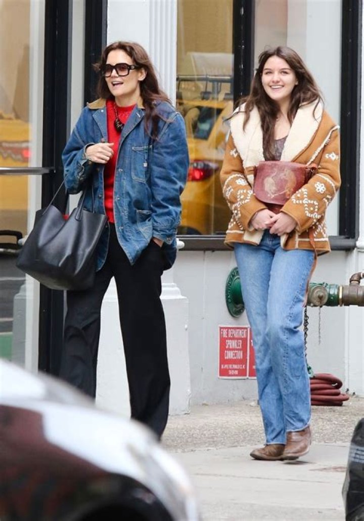 Katie Holmes & Suri Cruise with their beverages