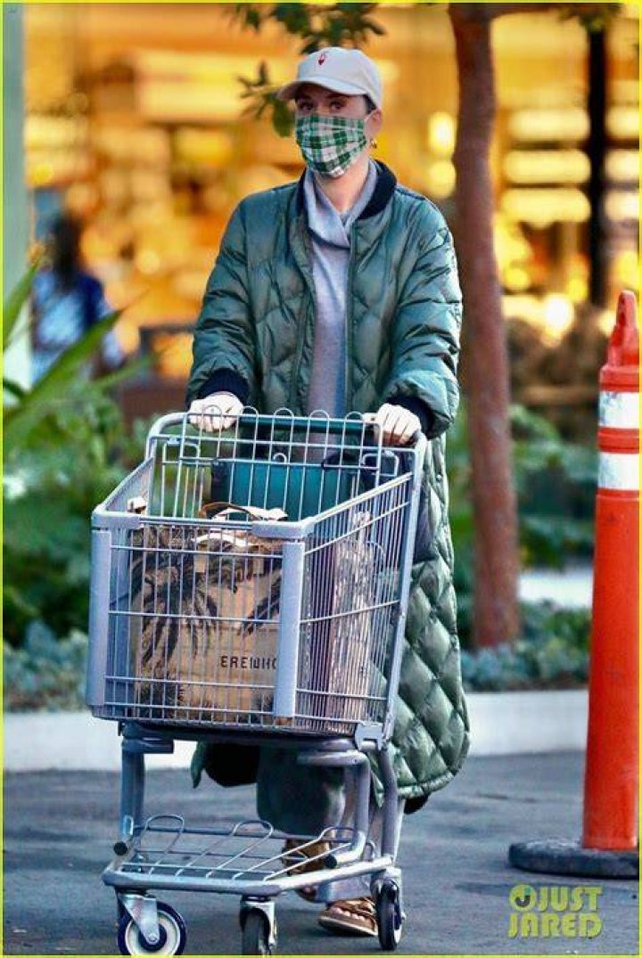 Katy Perry Grabs Groceries