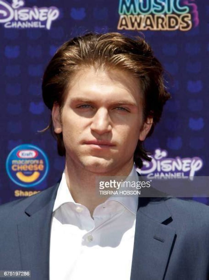 keegan-allen-radio-disney-music-awards-2017