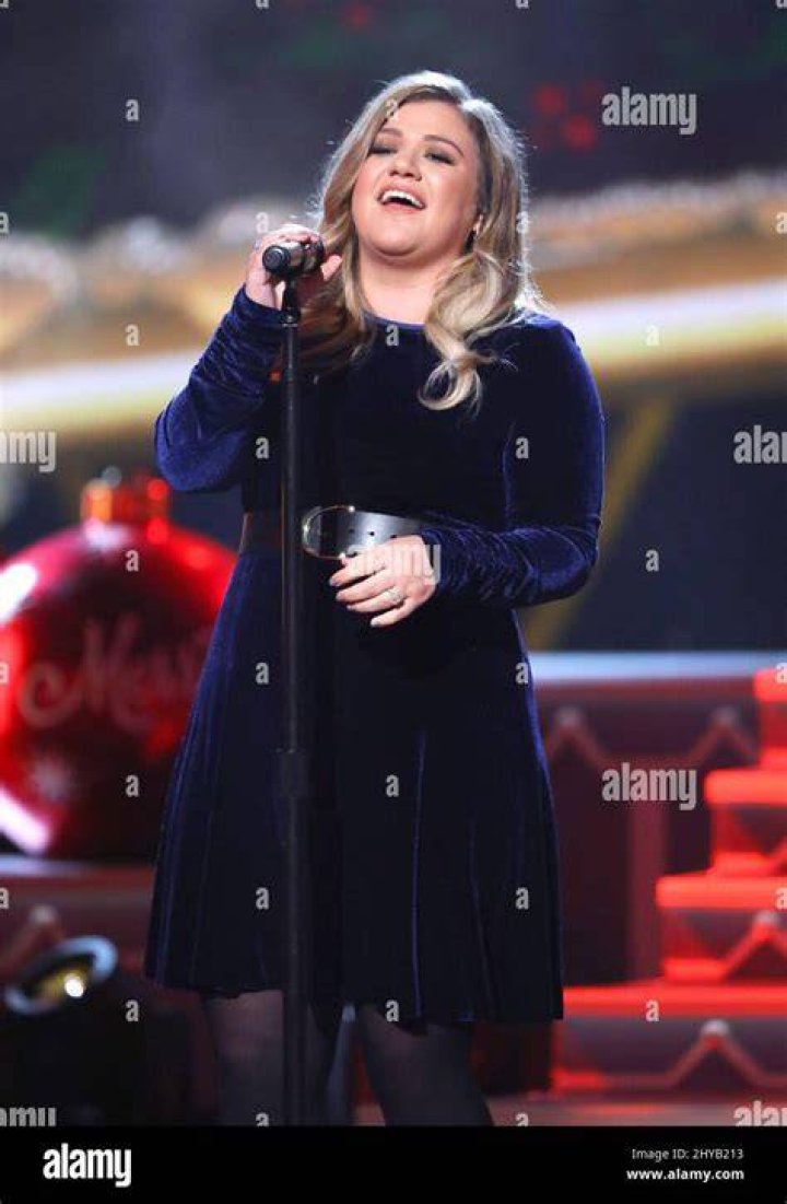 kelly-clarkson-cma-christmas-special-2016-3